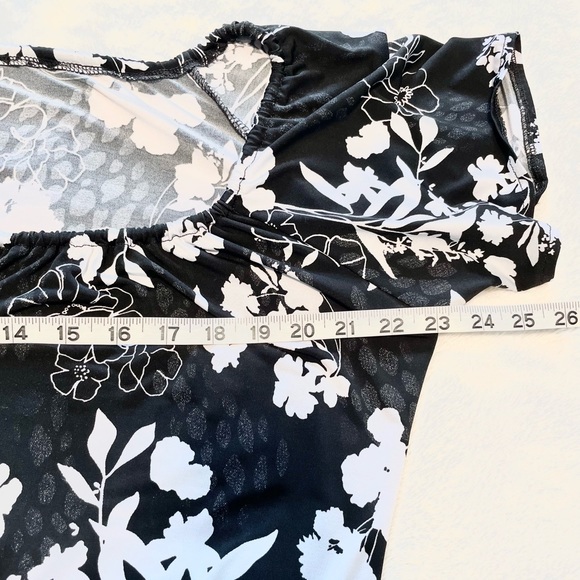 NEW Women’s Short Sleeve Floral Banded Hem Top - Picture 13 of 14